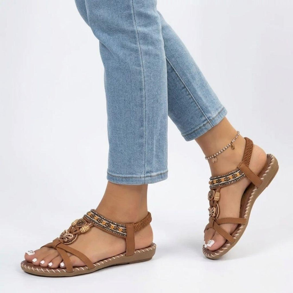 Teal Spirit | Flad sandal med remme og vedhæng