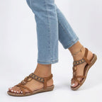 Teal Spirit | Flad sandal med remme og vedhæng