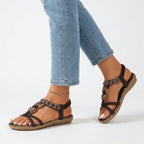 Teal Spirit | Flad sandal med remme og vedhæng