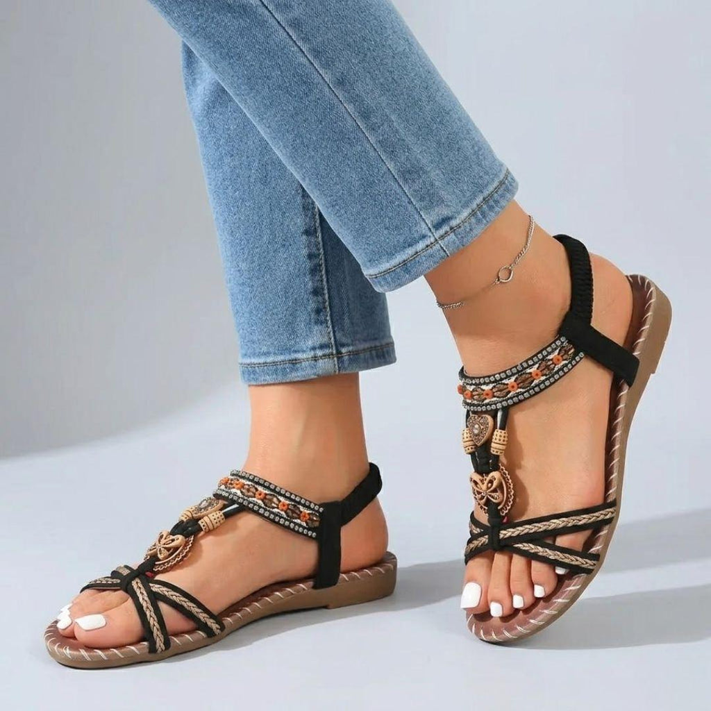 Teal Spirit | Flad sandal med remme og vedhæng