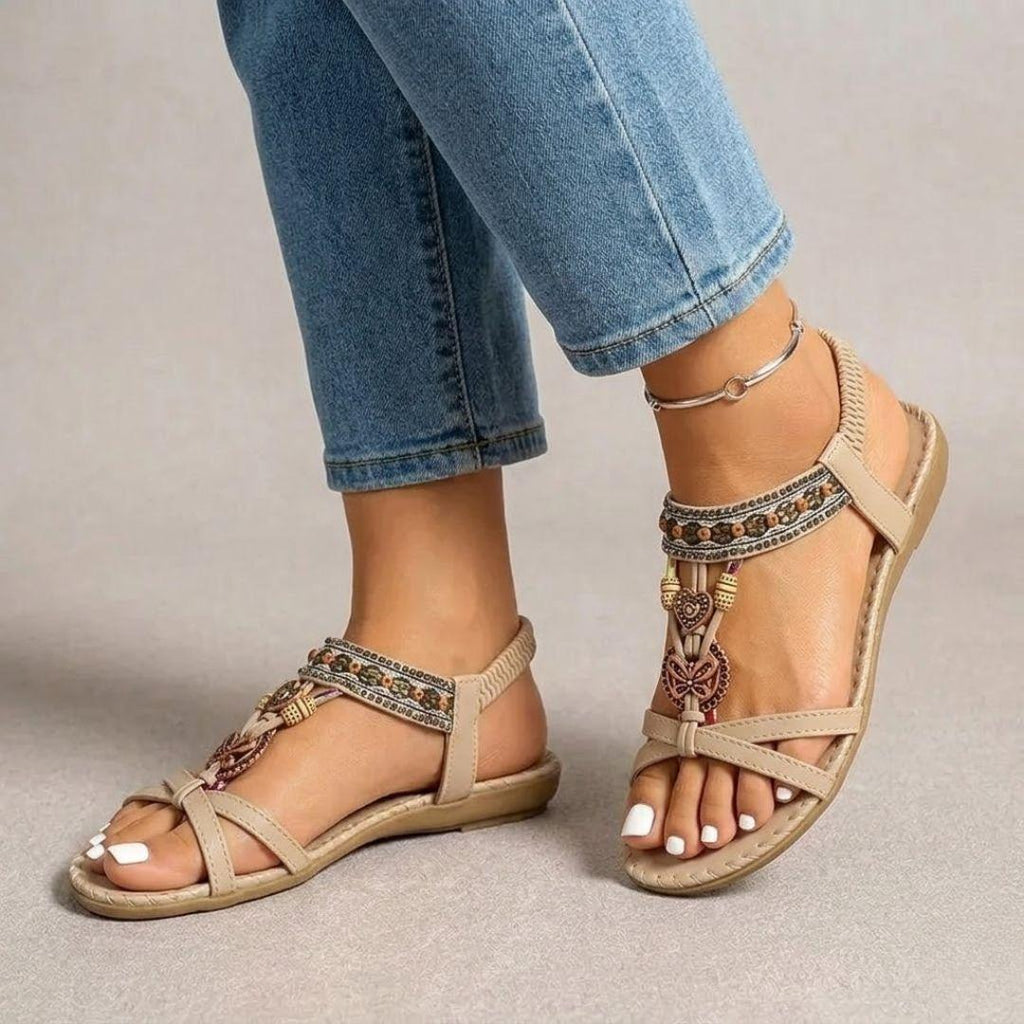 Teal Spirit | Flad sandal med remme og vedhæng