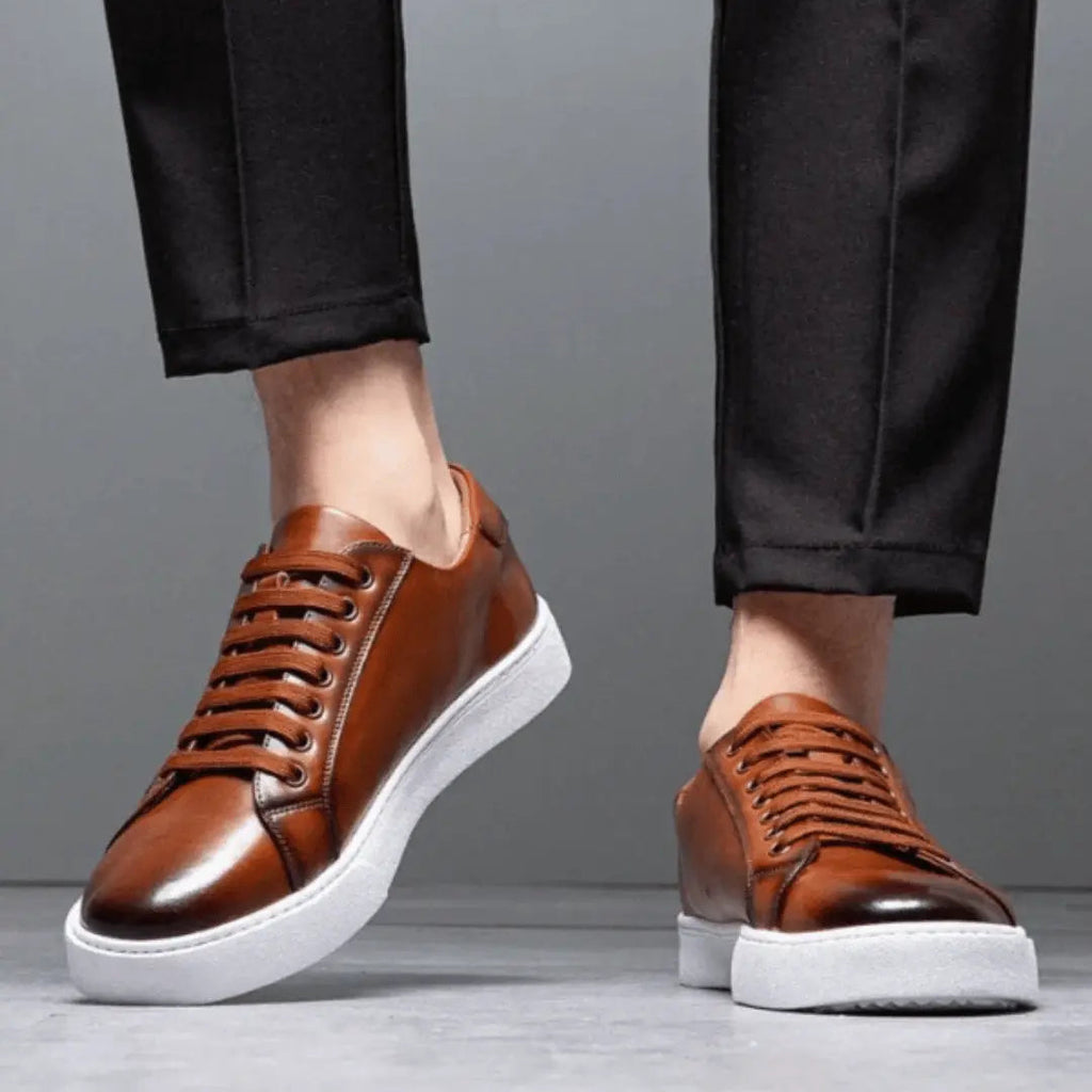Lavskåret Læder Platform Sneakers med Snørebånd | Minimalistisk Hverdagssko