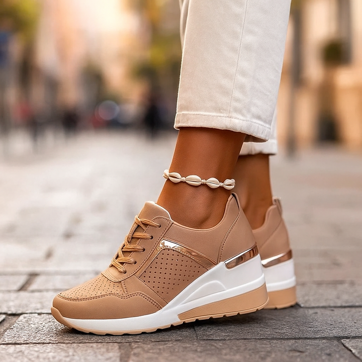 Dame Sneakers med Skjult Kilehæl | Elegant Hverdagsbrug — Læder Perforeret Panel
