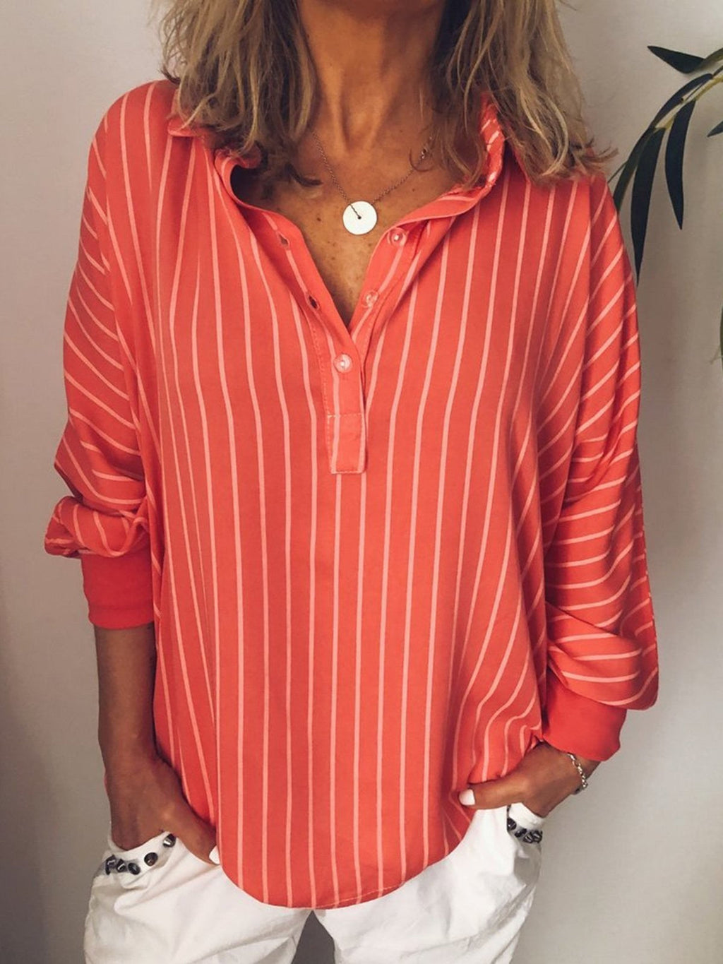 Stribet Skjortebluse med Halvknaplukning og Lange Ærmer | Casual Bluse & Sommerbluse