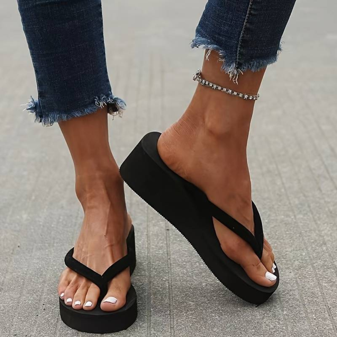 Selene | Komfortable kilehæls flip-flops til sommer