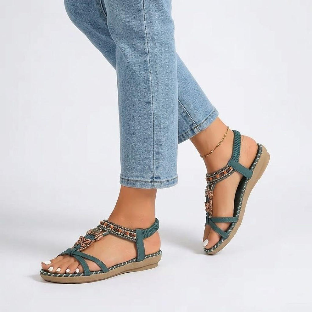 Teal Spirit | Flad sandal med remme og vedhæng