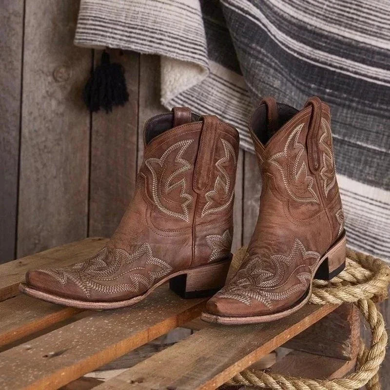 Selene | Broderede cowboystøvler i læderlook