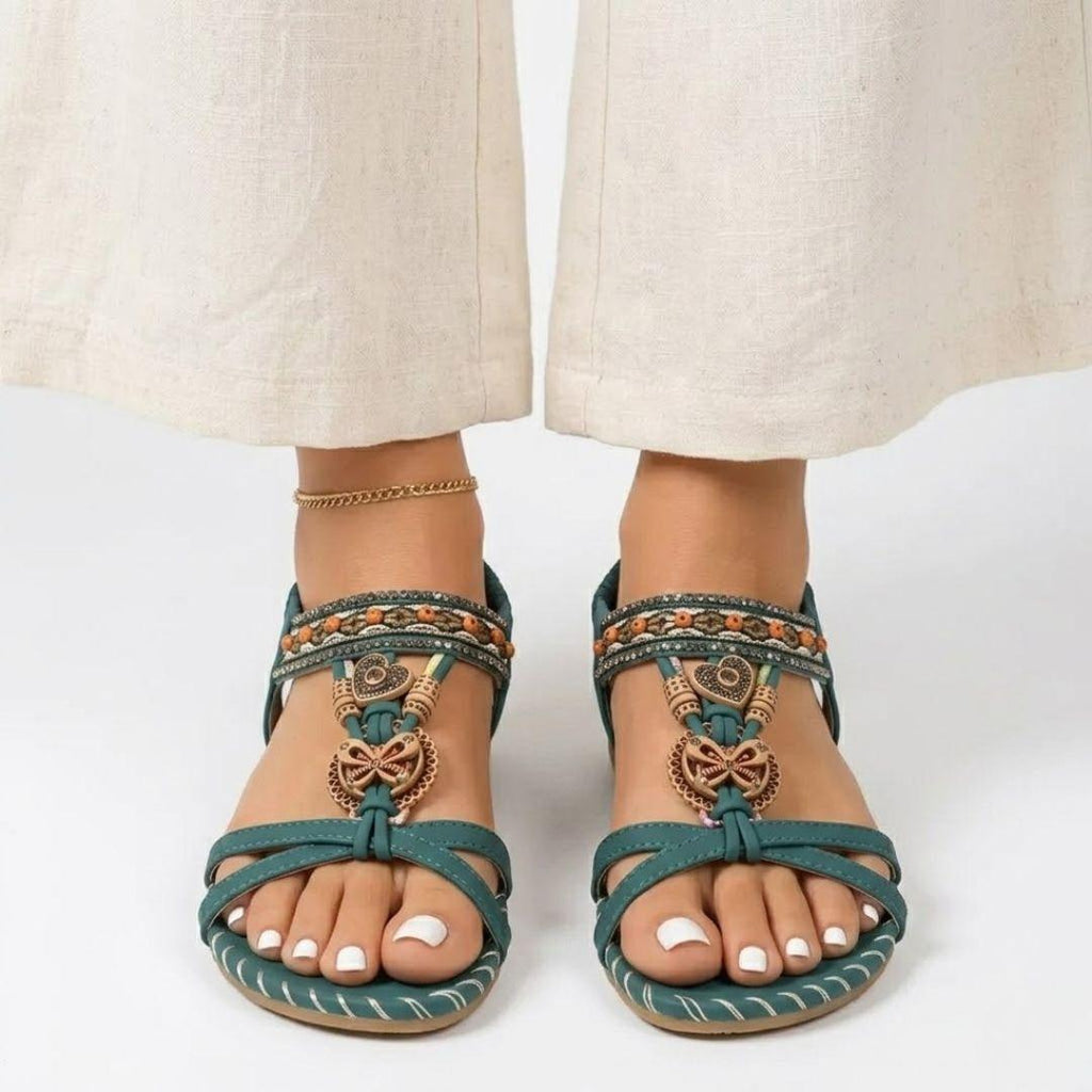 Teal Spirit | Flad sandal med remme og vedhæng