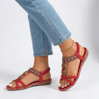 Teal Spirit | Flad sandal med remme og vedhæng