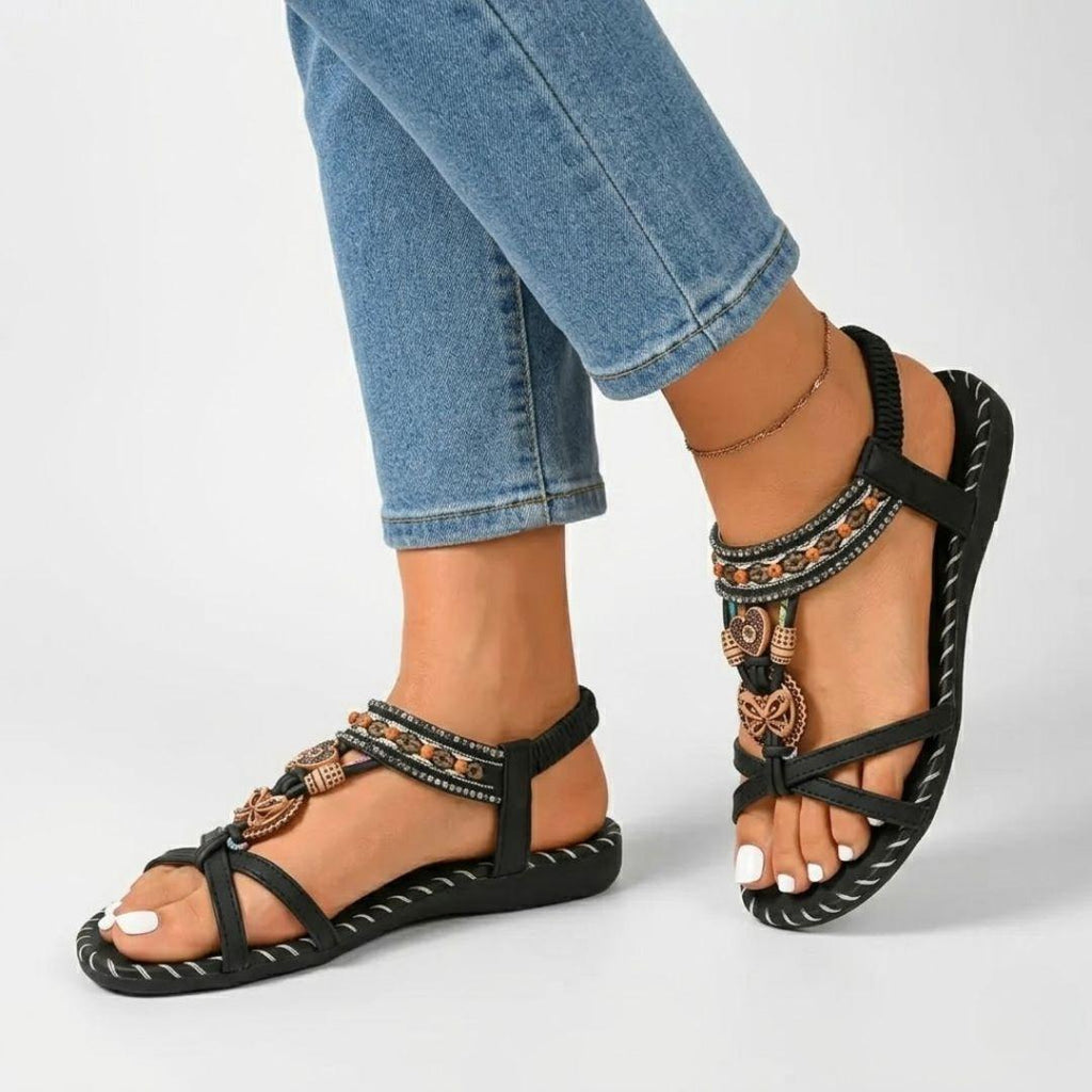 Teal Spirit | Flad sandal med remme og vedhæng