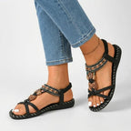 Teal Spirit | Flad sandal med remme og vedhæng