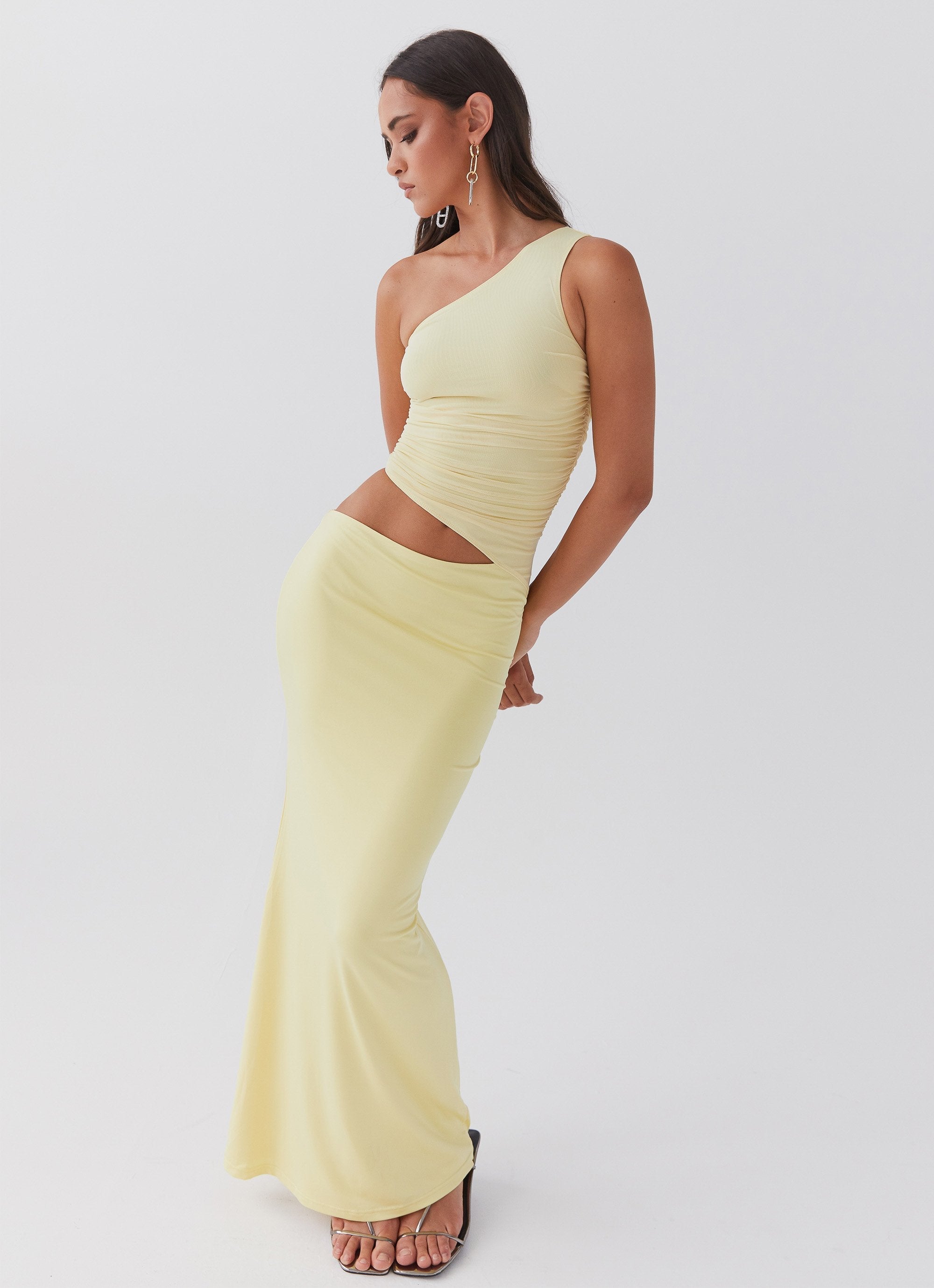 Lang One-Shoulder Maxi Kjole med Cut-Out | Dimissions- & Sommerkjole