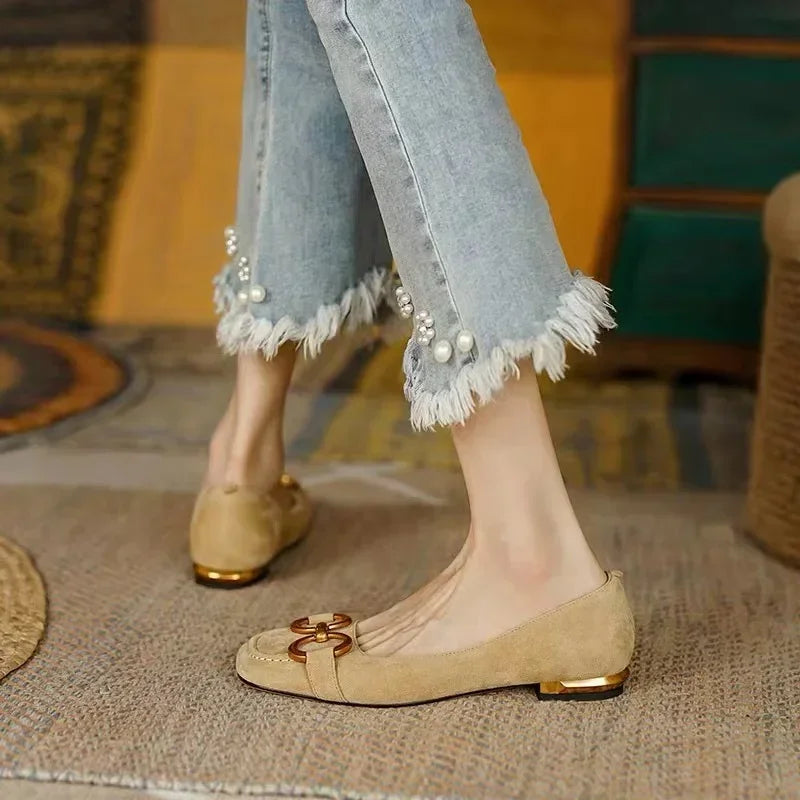 Lavhælede Slip-On Sandaler med Guldkæde Hardware | Firkantet Tå Ruskind Sko