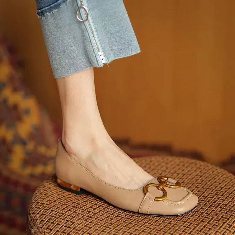 Lavhælede Slip-On Sandaler med Guldkæde Hardware | Firkantet Tå Ruskind Sko
