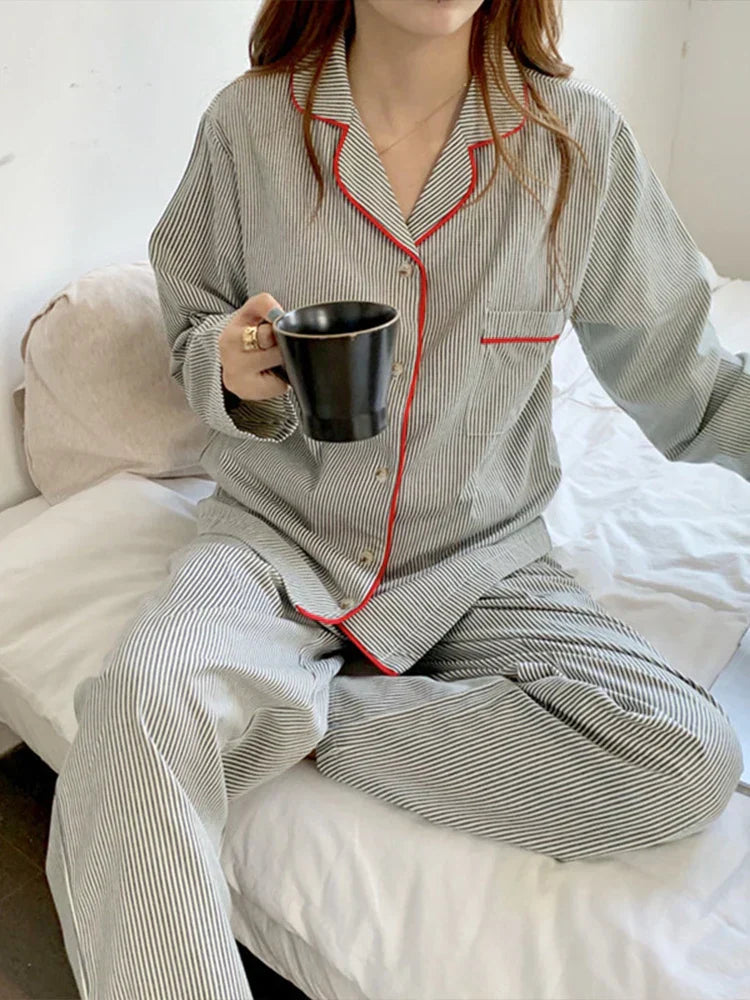 Kvinders 2-delt Pyjamasæt med Stribet Knappet Skjorte og Bukser