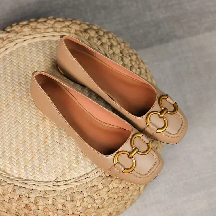 Lavhælede Slip-On Sandaler med Guldkæde Hardware | Firkantet Tå Ruskind Sko