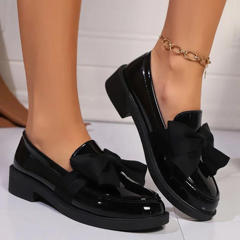 Loafers Dame med Sløjfe – Feminine Slip-On Sko i Lak & Mat