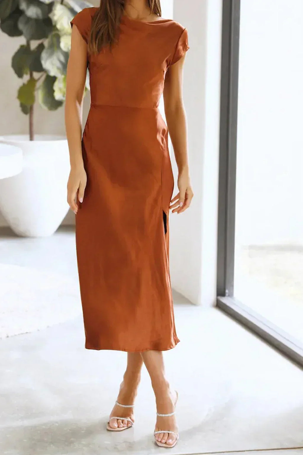 Kvinders Slip Dress – Midi Længde med Minimalistisk Silhuet