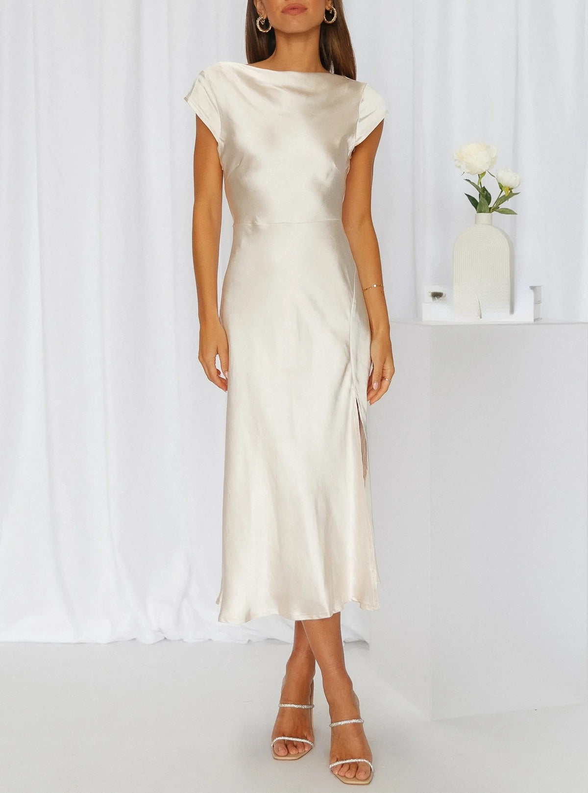 Kvinders Slip Dress – Midi Længde med Minimalistisk Silhuet