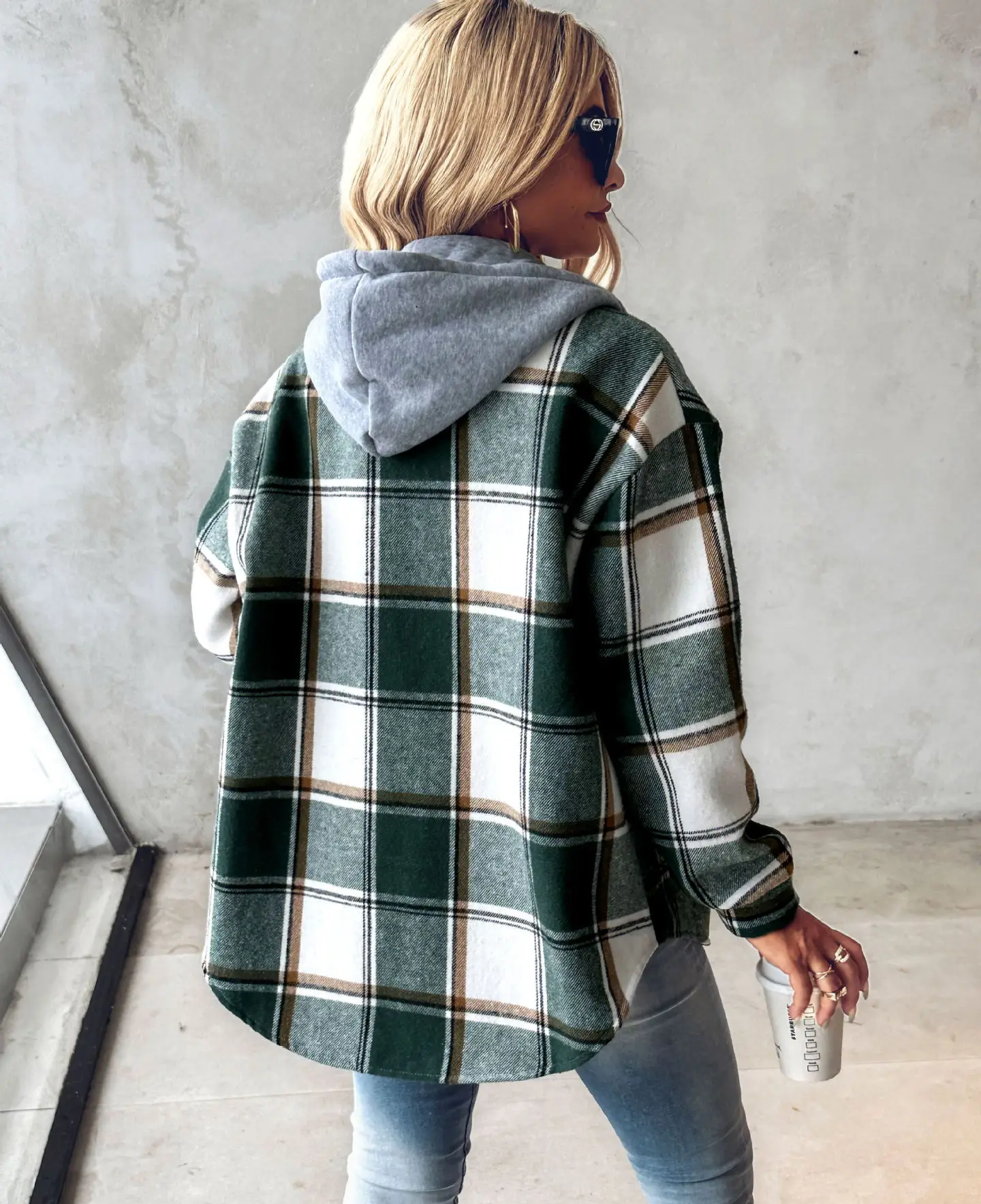 Cardigan med ternede mønster og foer – chic damekardigan