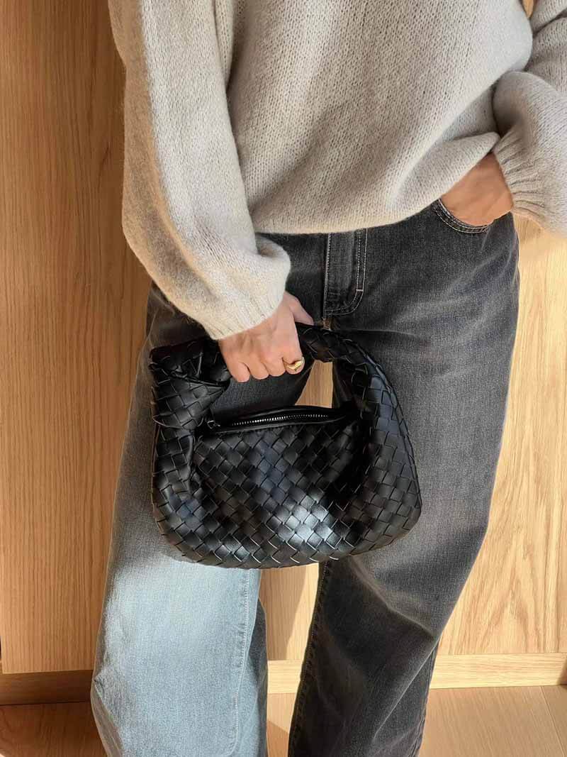 Vævet Håndtaske til Kvinder | Knudet Håndtag & Bøjet Form