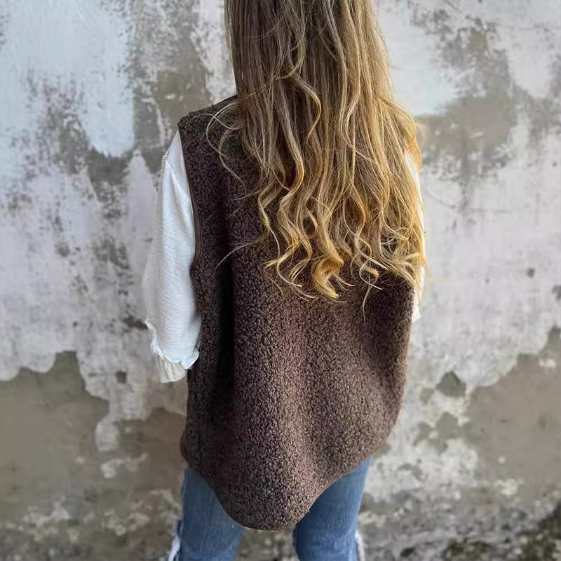 Mørkebrun Teddy Vest med Knaplukning og Lommer | Varm Vintervestjakke